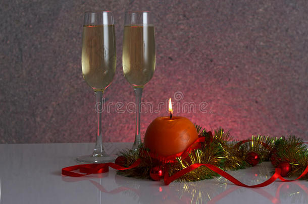 贺卡<strong>模板</strong>由<strong>金</strong>色和<strong>绿</strong>色<strong>金</strong>属丝与红色圣诞球，红色丝带，橙色蜡烛和两杯倒角