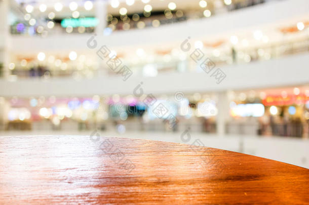 空圆桌顶在咖啡店模糊的背景与Bokeh灯，模板模拟显示您的产品。
