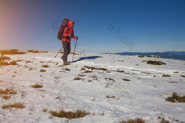 登山者穿过雪。