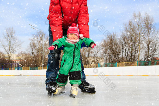 父亲和孩子在冬天学习滑冰