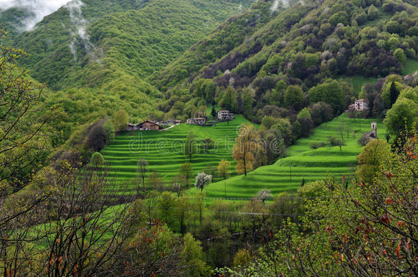 高山风景如画的村庄