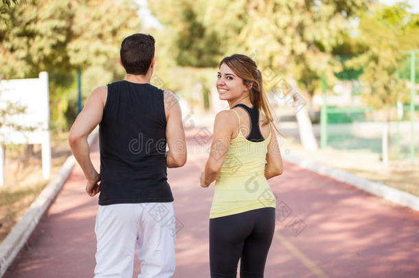 可爱的女孩和她男朋友一起跑步