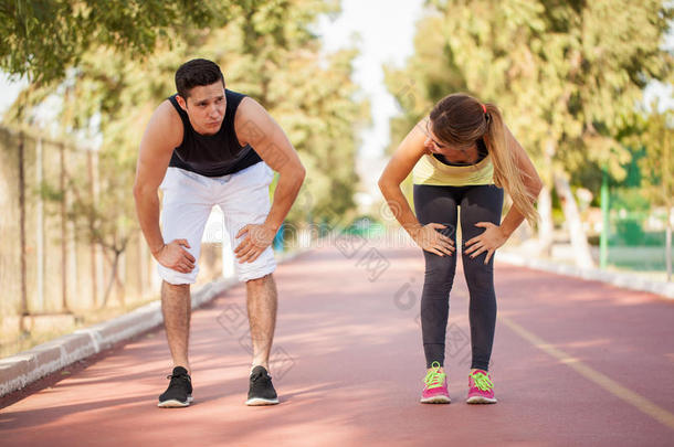 一对夫妇一起跑步后<strong>很累</strong>