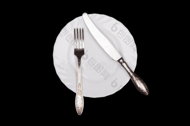 礼仪标志。 盘子，叉子，刀顶视图隔离在黑色上