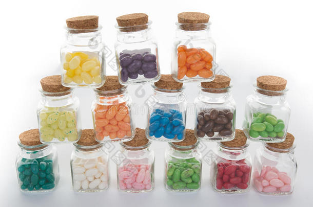 透明的玻璃罐子里装满了糖果和五颜六色的果冻豆