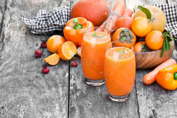 新鲜健康的Pulpy鸡尾酒与橙色水果和浆果