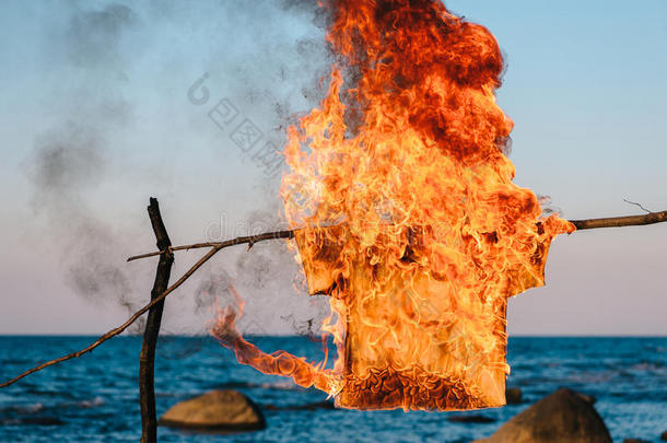 燃烧衣服篝火海滩火焰