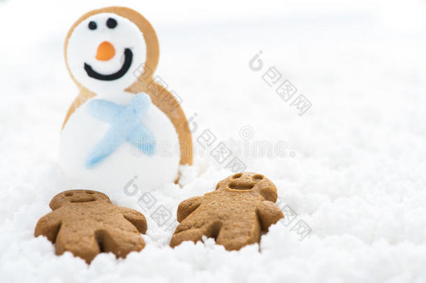 姜饼孩子们在雪地上和雪人玩耍
