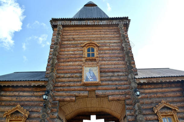 大门有一个大门图标的牧师特里丰佩亨斯基。 神圣和特洛伊茨克·特里福诺夫-派亨斯基男子修道院。 摩尔曼斯克雷吉奥
