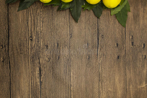 木制背景上新鲜多汁的西西里柠檬的分支