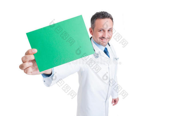 医生或医生拿着绿色空白纸副本空间