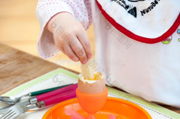 吃煮鸡蛋的孩子