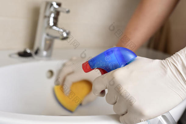 浴室漂白剂清洁的清洁剂打扫
