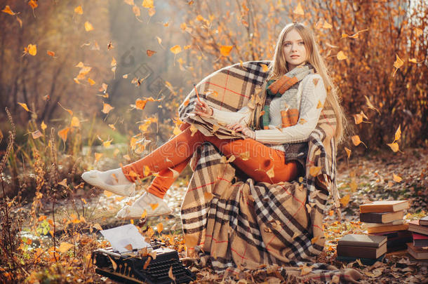 梦幻般的女人在秋天的公园里写作