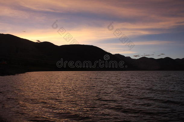 黄昏景色的潘贡湖