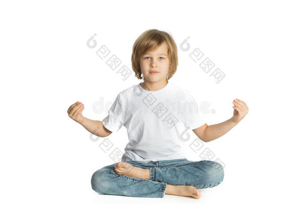 坐着的男孩。 瑜伽。 莲花的位置。