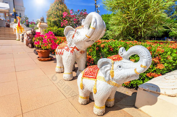泰国五颜六色的大象雕像