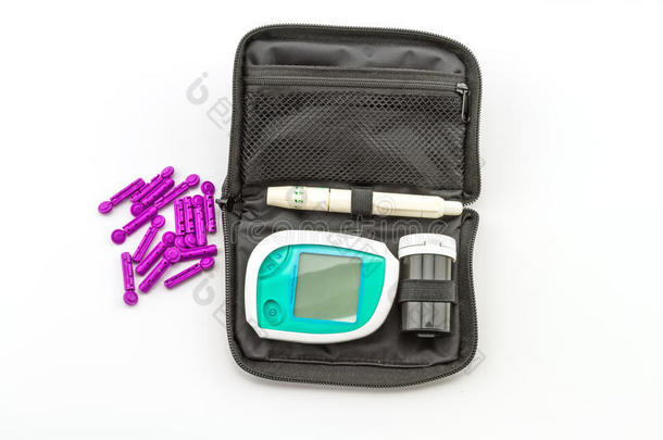 血糖仪，血糖值是在一个白色背景的黑色表壳的手指包上测量的。