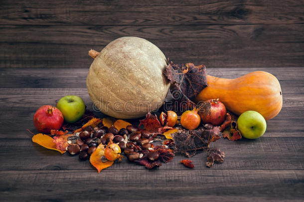 <strong>一桌</strong>秋天的水果。 秋天的果实。