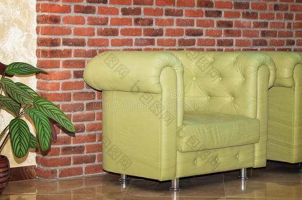 家具：舒适的皮革椅子。