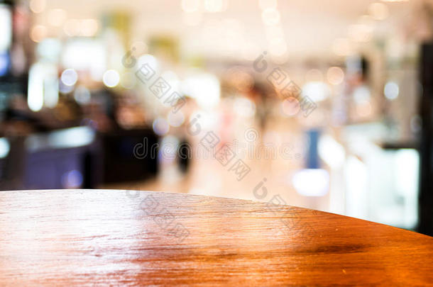 空圆桌顶在<strong>咖啡店</strong>模糊的背景与Bokeh灯，模板模拟显示您的产品。