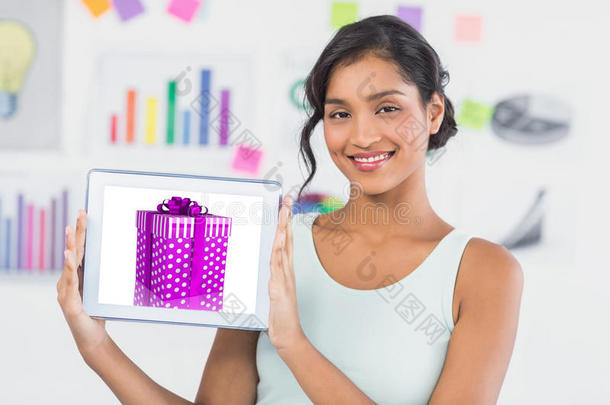 快乐女商人在创意办公室展示数字平板电脑的复合形象