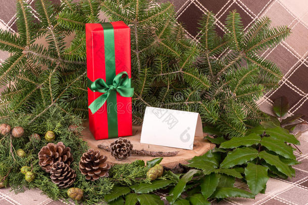 圣诞装饰与<strong>杉木</strong>树枝，槲寄生，木材和礼物-复制空间