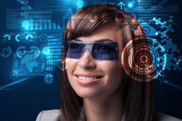 戴着未来派智能<strong>高</strong>科技眼镜的年轻女人