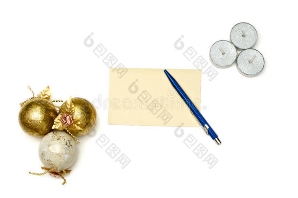 圣诞树球和蜡烛与贺卡