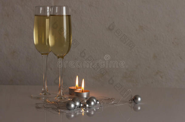 贺卡模板由<strong>两杯香槟</strong>与<strong>两</strong>支蜡烛，银圣诞球和银串珠与c