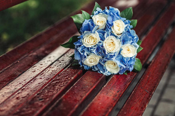 <strong>蓝色婚礼</strong>花束放在长凳上