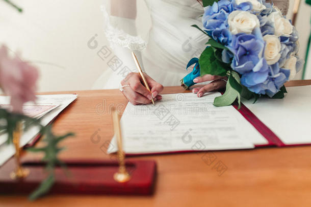新娘签结婚证