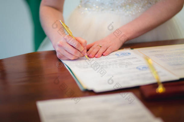 新娘签<strong>结婚证</strong>