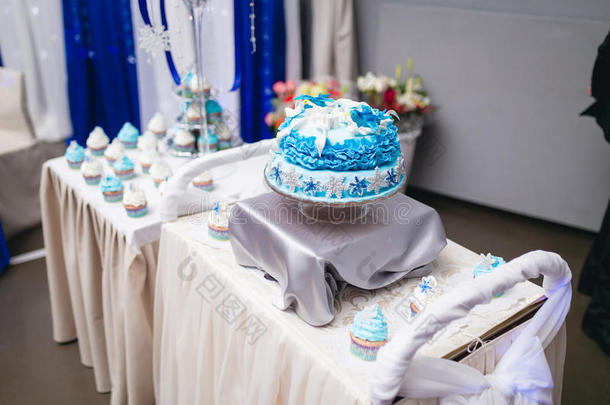 桌上的<strong>蓝色婚礼</strong>杯蛋糕