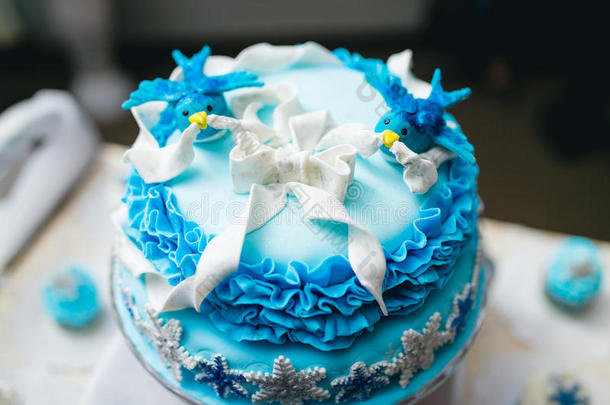 桌上的<strong>蓝色婚礼</strong>杯蛋糕