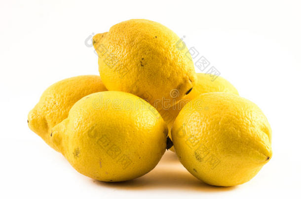 白色<strong>背景上新</strong>鲜柠檬的组成