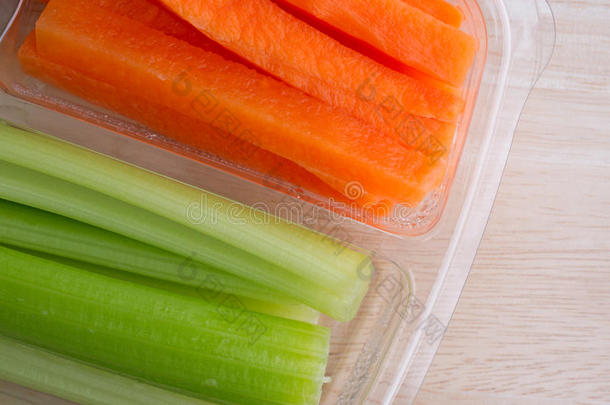 胡萝卜棒和芹菜棒放在塑料托盘里
