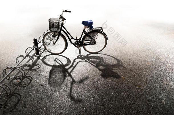 自行车停在自行车架上