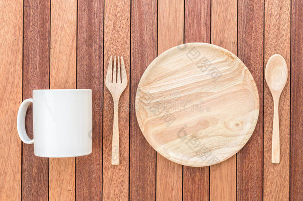 木制桌子上的空木盘、<strong>叉子</strong>、<strong>勺子</strong>和咖啡杯