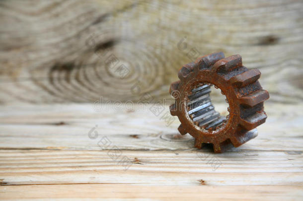 木制背景上的齿轮，机器零件或备件，行业背景，旧齿轮或损坏的齿轮从艰苦的工作