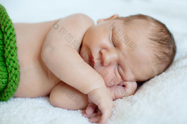 婴儿在睡觉。新生儿，<strong>儿童艺术</strong>。美女孩子，男孩或女孩睡觉