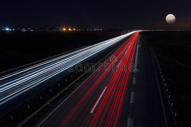 满月之夜在高速公路上快速行驶