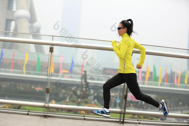 健身女跑步者在上海跑步