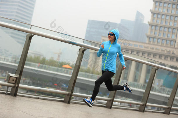 健身女跑步者在<strong>上海</strong>跑步