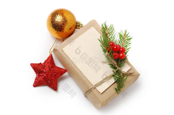 工艺礼品盒与贺卡文字。 圣诞节，新年假期背景隔离在白色上