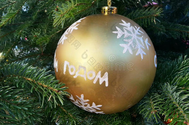 圣诞装饰品，带雪花的金球