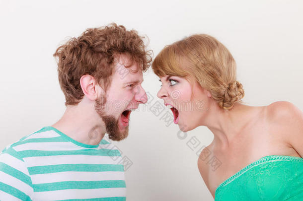 愤怒的女人和男人互相<strong>吼叫</strong>。