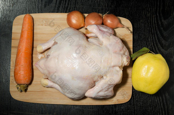 新鲜的全鸡与水果和蔬菜是为合作准备的