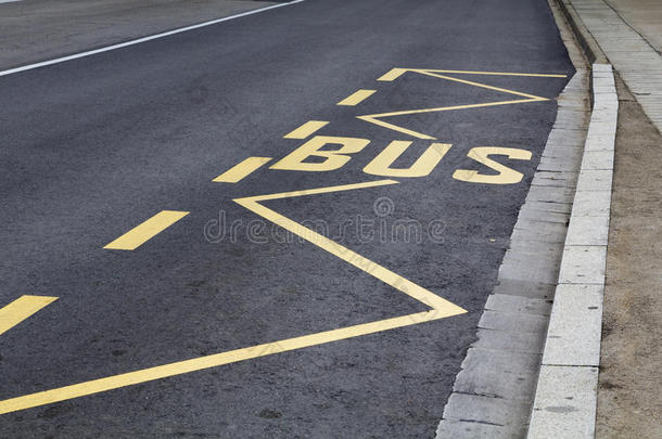 道路上的公共汽车标志