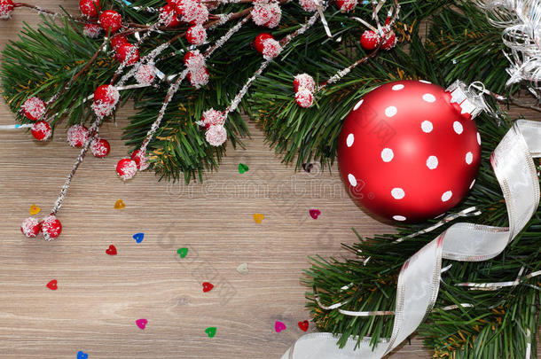 圣诞背景有冷杉树枝和大红球